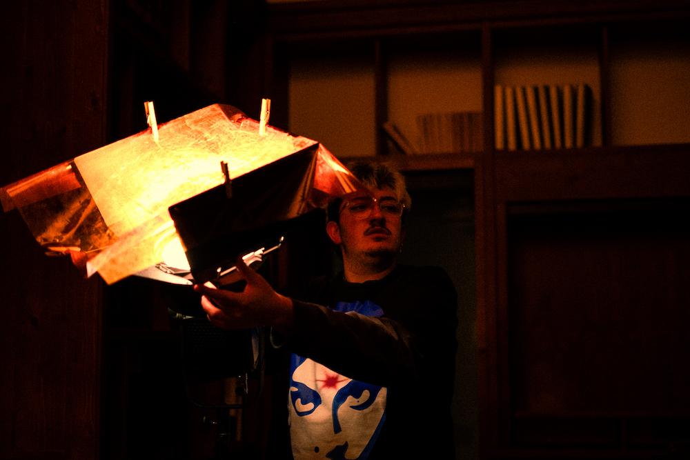 Álvaro Sanmartín colocando un foco