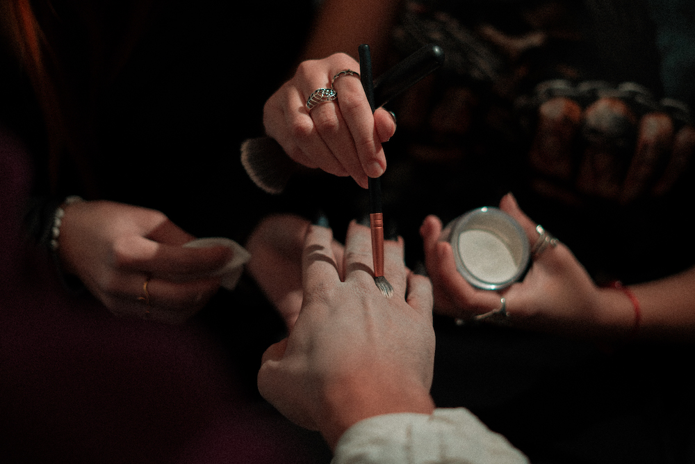 Maquillando la mano de Drácula