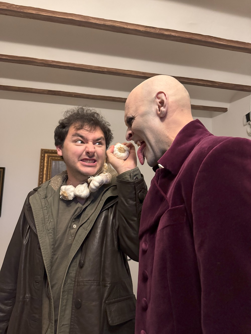 Jefferson y Drácula haciéndose bromas