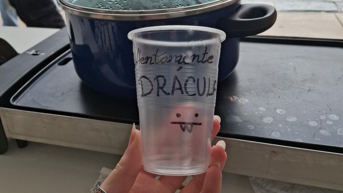 Vaso que lleva escrito Atentamente, Drácula